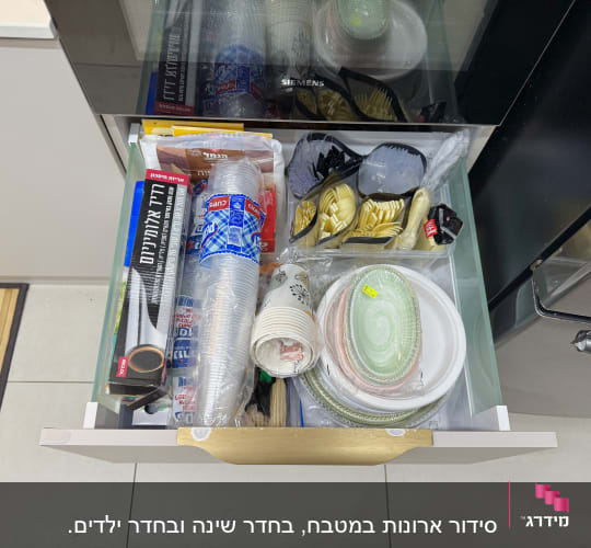 מגוון כלים חד פעמיים במגירה מאורגנת במטבח